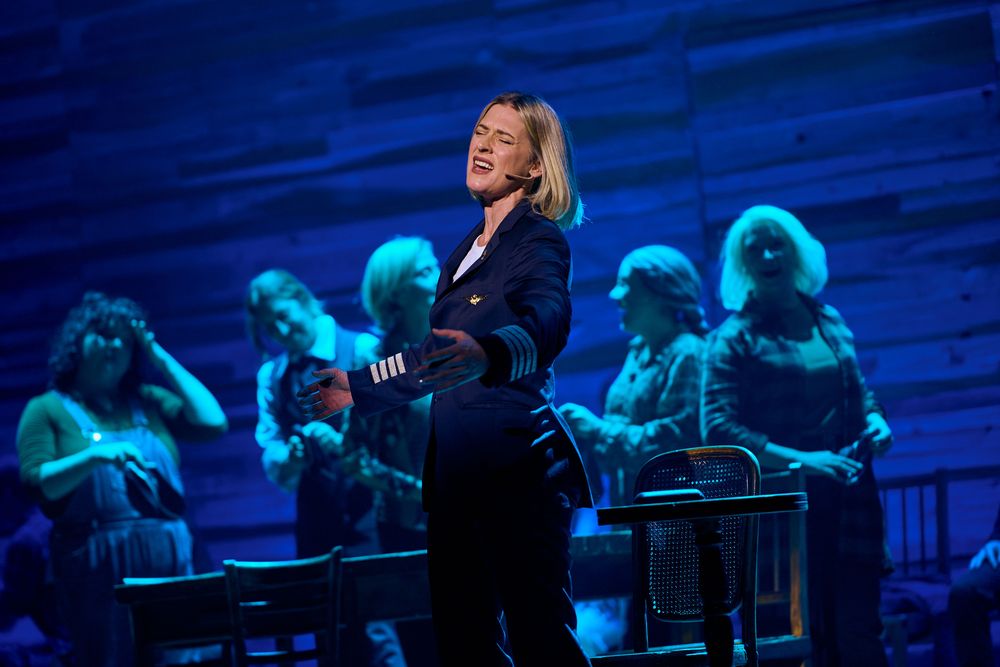 El elenco de Come From Away brilló en el Teatro Mendoza con música en vivo y actuaciones precisas.
