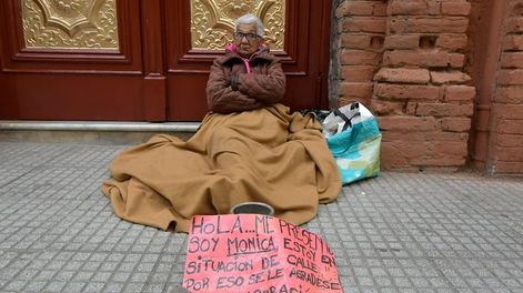 Los Andes | Amanece lentamente en Mendoza. Mónica y su lucha diaria por ayudar a tres nietos. Historias de una vida dura. Foto: Orlando Pelichotti