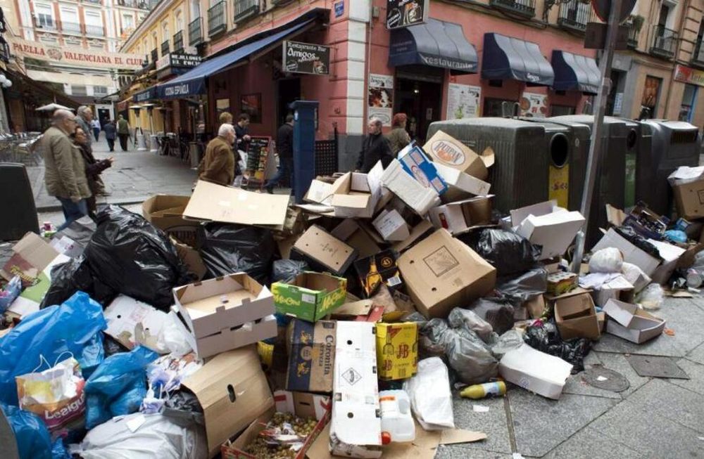 La basura tapa Madrid por la huelga indefinida de recolectores