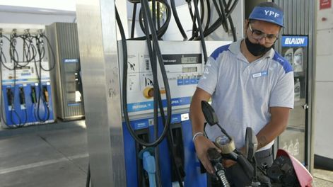 Aumento de los combustibles de YPF, 14 de marzo de 2022. Foto: Orlando Pelichotti, Los Andes