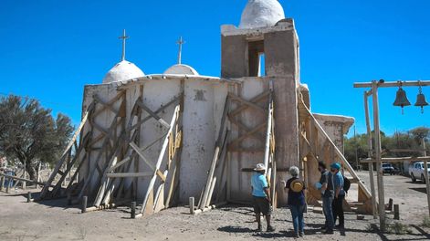 La estructura de la capilla fue apuntalada y recientemente le realizaron un nuevo revoque. Una comisión la analizará hoy. Foto: Claudio Gutiérrez / Los Andes.