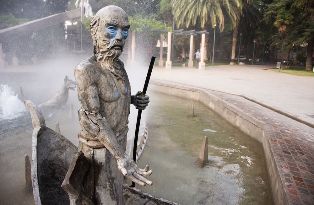 A poco más de un mes de inaugurado, el monumento a Dante Alighieri en la plaza Italia fue dañado. Su reparación es costosa. | Foto: Mariana Villa / Los Andes