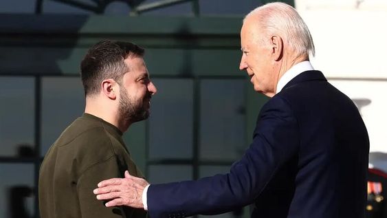 El presidente de Ucrania, Volodimir Zelenski, junto al presidente de EE.UU., Joe Biden. Imagen de archivo.