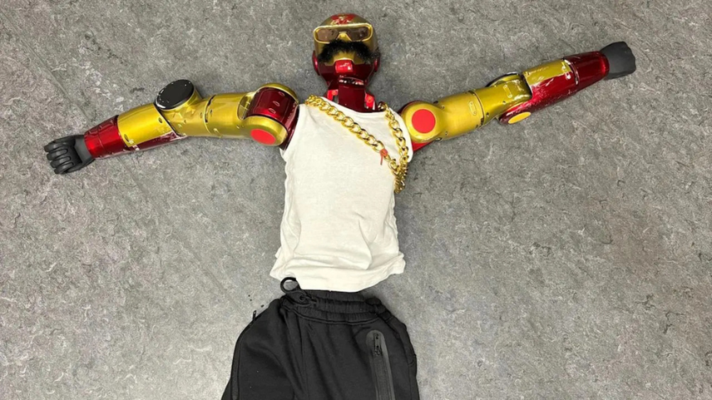 El robot que utilizaron los jóvenes para agredir a la adolescente.