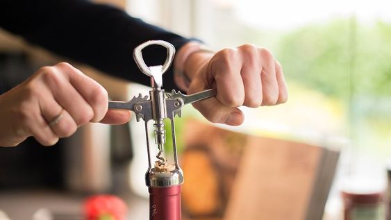 Se rompe el mito: cuál es el momento preferido para tomar un vino
