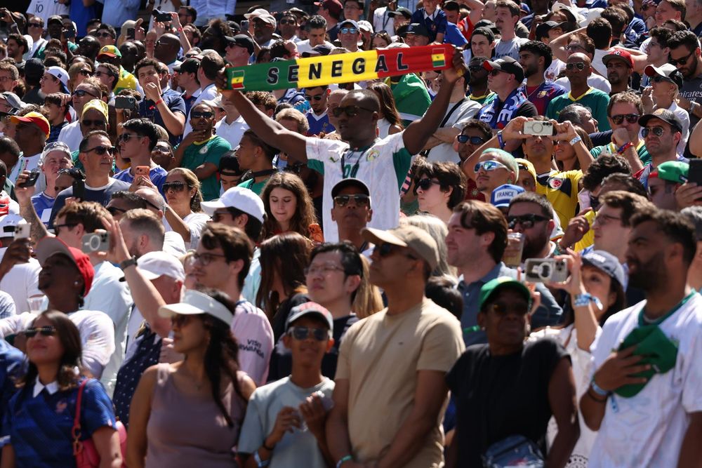 La afici&oacute;n senegalesa tambi&eacute;n colm&oacute; el estadio de Nueva Jersey y aport&oacute; color, m&uacute;sica y entusiasmo en las tribunas para alentar a su selecci&oacute;n en el esperado duelo frente a Francia.
