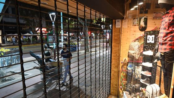 Según las restricciones que indica Nación, los comercios del Gan Mendoza deberían cerrar más temprano. José Gutiérrez / Los Andes