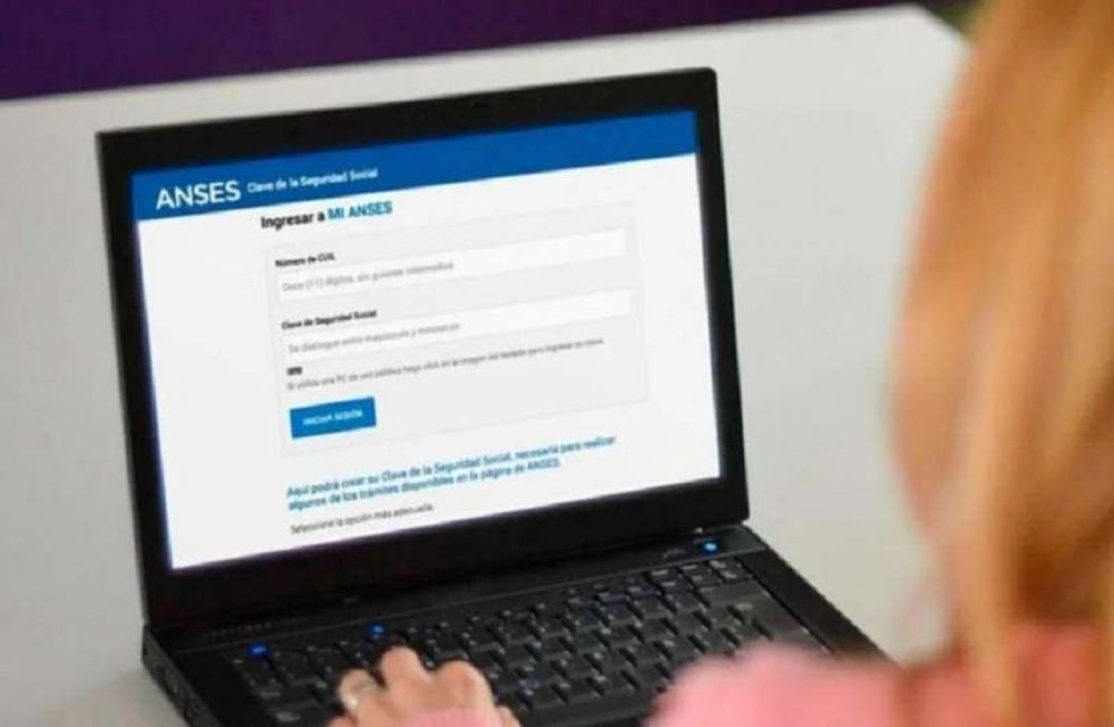 ¿Estás habilitado para comprar dólares? consultá acá si aparecés en las bases de datos de Anses