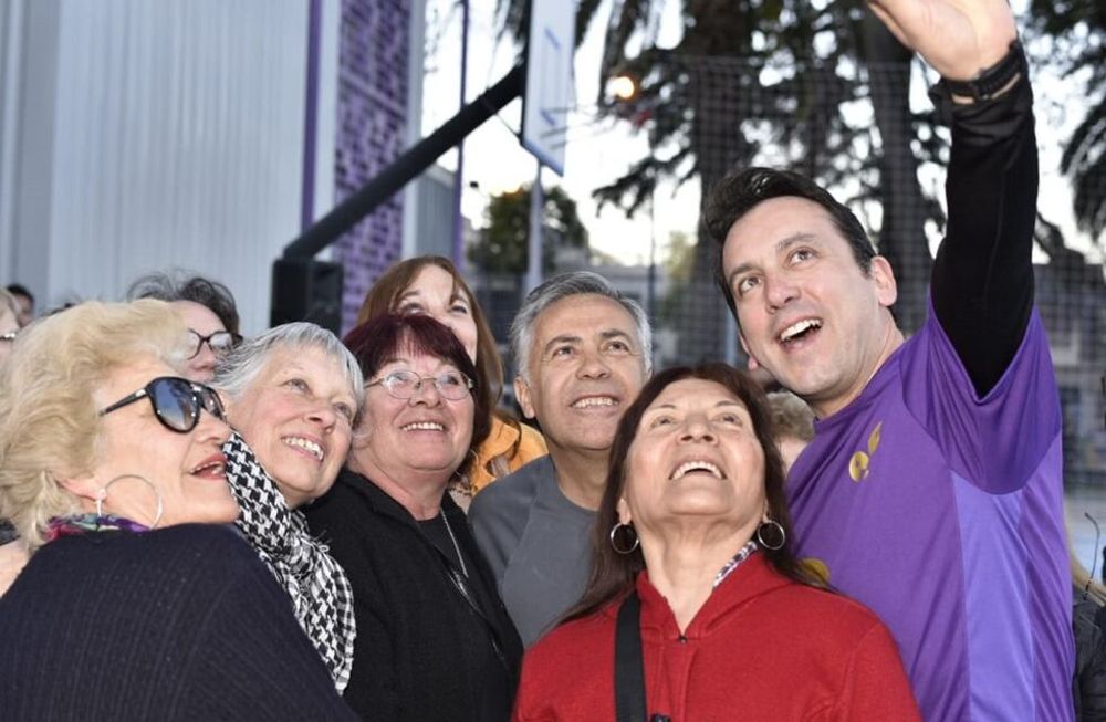 Tadeo García Zalazar junto al entonces gobernador Alfredo Cornejo, en la reinauguración del poli Biritos, votado en el Presupuesto Participativo 2019.