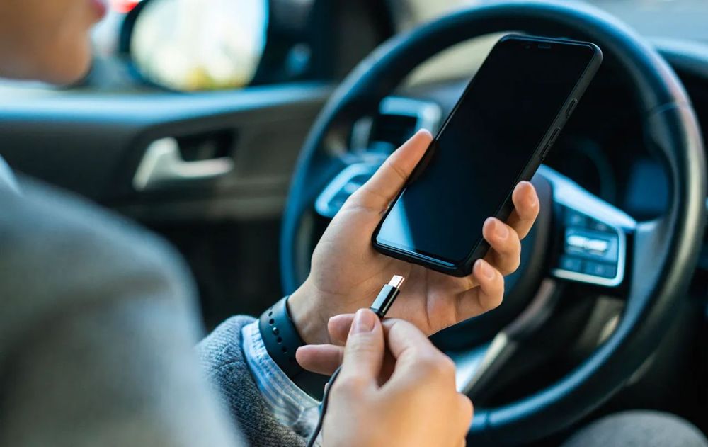 Algunos puertos USB de los autos no están diseñados para cargar el celular.