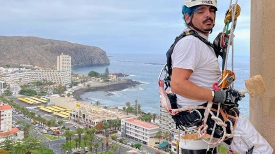 Protegido por su arnés, Estrella pinta edificios por fuera desdehace casi una década. | Foto: gentileza