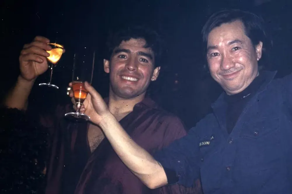 Maradona y Tomikoshi.