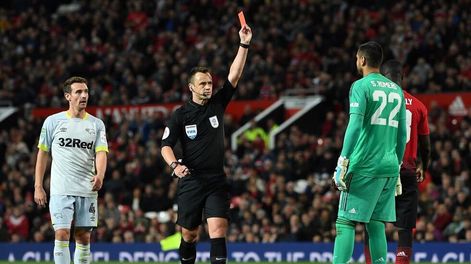 Chiquito Romero fue expulsado y el Manchester United eliminado por un equipo de segunda