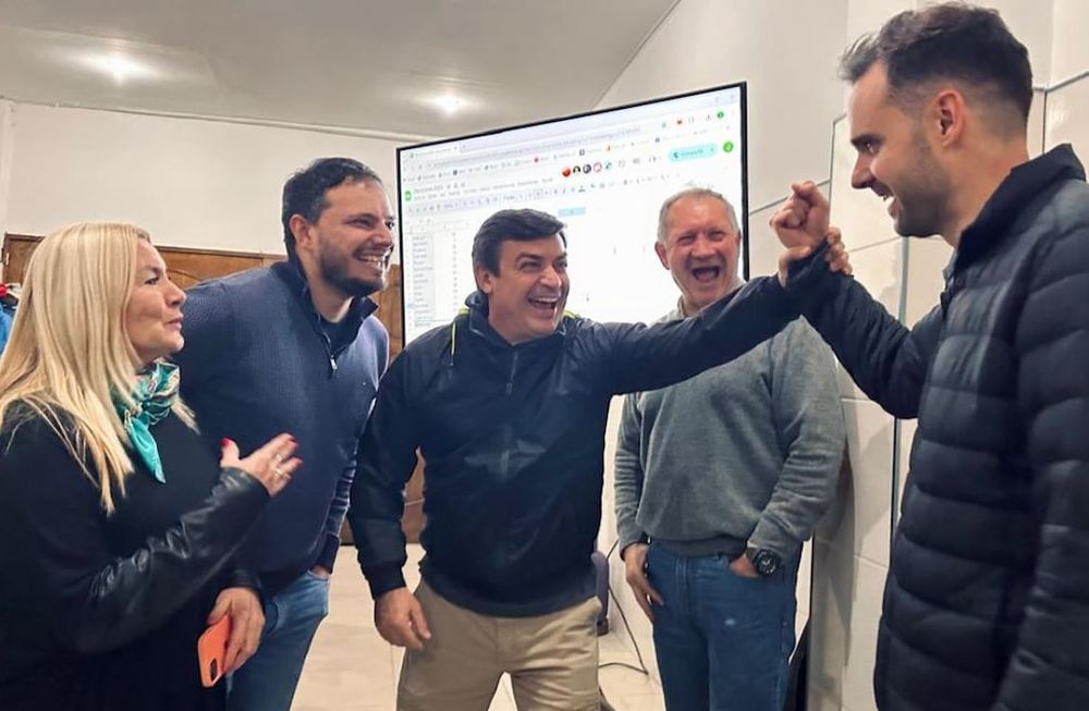 Triunfo. Laura Balsells Miró, Álvaro Martínez, Omar De Marchi y Rolando Baldasso saludan a Gabriel Pradines por el triunfo en la interna del Pro. Foto: Prensa Lista Propuesta Federal