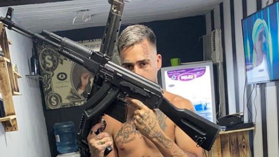 Con armas de fuego de gran calibre y junto a presuntos miembros de una banda narco, el trapero fue acusado y detenido.