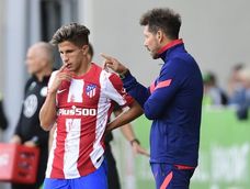 Diego Simeone y su hijo Giuliano, a quien dirige en el Atlético de Madrid.
