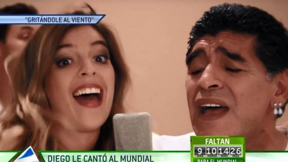 Diego Maradona y Dalma le cantan al Mundial