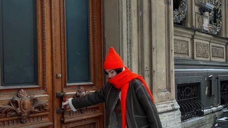 Bufandon + gorrito: la combinación monocromática clave para estar canchera esta temporada.