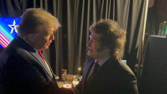 El saludo entre Javier Milei y Donald Trump. (Gentileza)