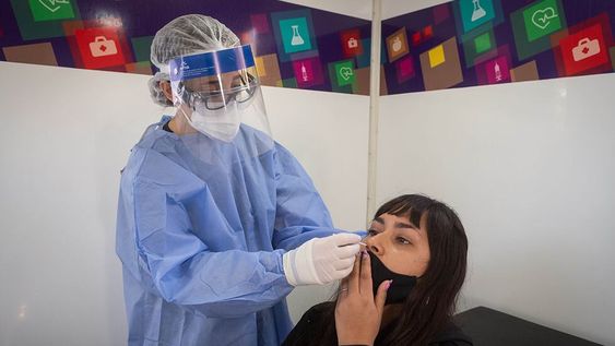 Desde Salud de la provincia resaltan que si bien está bajando el número de casos positivos, no se descarta un rebrote. Por tal motivo, recomiendan mantener los cuidados sanitarios vigentes. Foto: Ignacio Blanco / Los Andes