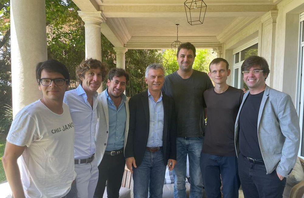 El expresidente Mauricio Macri, junto a el legislador porteño Darío Nieto, estuvieron esta tarde con Vitalik Buterin, el desarrollador de software y creador de Ethereum.
