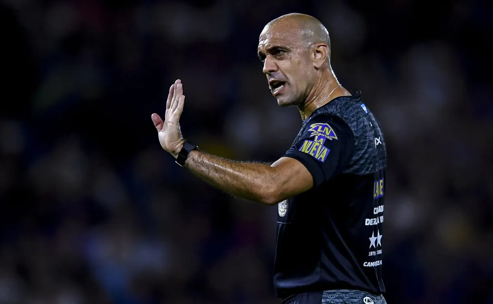 Jorge Baliño defendió su decisión de no expulsar a Diego Tarzia. Foto: Clarín