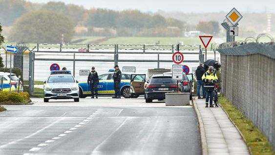 Hamburg (Germany), 05/11/2023.- Police secures the area outside the airport in Hamburg, Germany, 05 November 2023, after an armed man broke through security and entered the grounds of the airport. Police are assuming a static hostage situation, there is also a child in the vehicle, the Hamburg police wrote on X, formerly known as Twitter. The wife of the man contacted police earlier about a possible child abduction. The airport remains closed aircraft traffic is still halted as Police negotiates with the man. (Alemania, Hamburgo) EFE/EPA/GEORG WENDT