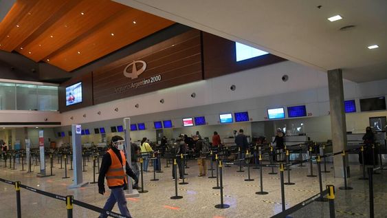 Sector de pre embarque del aeropuerto. El Gobierno local considera prioritario el regreso de vuelos internacionales. / Orlando Pelichotti