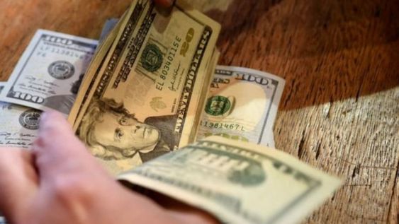 El dólar inició el año en $89,25 para la venta, y a la fecha, en el Banco Nación se vende en $100,25. El avance del 12%, es muy inferior al IPC proyectado durante el mismo periodo (24,6%).