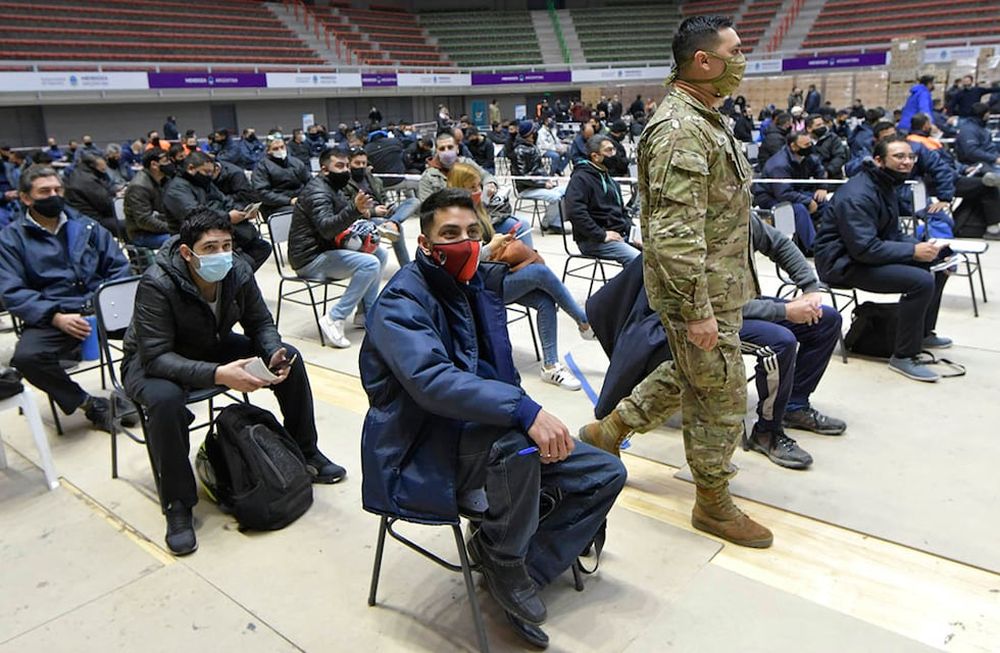 Lass vacunas que se están aplicando por ahora en el país (Sputnik V, AstraZeneca o Covishield y Sinopharm) requieren de un esquema de dos dosis. Foto: Orlando Pelichotti / Los Andes