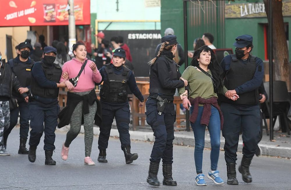 En San Martín, familiares y amigos de Agostina Trigo marcharon por las calles del centro para pedir Justicia.Agustina fué encontrada sin vida en un galpón abandonado en el distrito Buen Orden de San Martín.Un grupo de Manifestantes, rompió vidrios en el Ministerio Público Fiscal, ubicado en la esquina de 25 de Mayo y Arjonilla, donde tuvo que actuar la policía.Foto: José Gutiérrez/ Los Andes