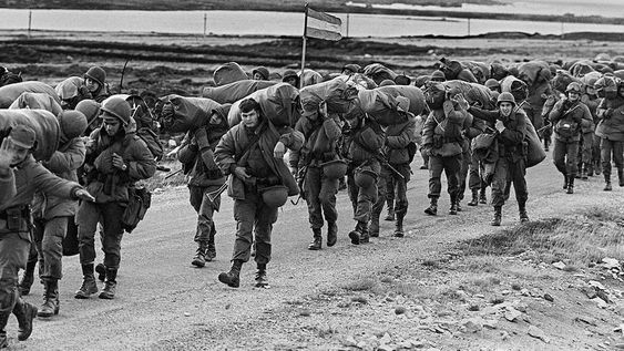 El 2 de abril de 1982, tropas argentinas desembarcaron en las islas Malvinas con el fin de recuperar la soberanía.
