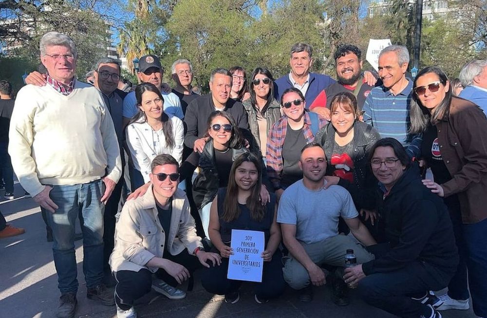 El intendente de Junín, Mario Abed, junto a jóvenes radicales en la marcha por la defensa al financiamiento universitario. Foto: IG @ucrjuninmza