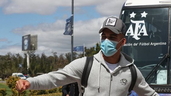 El delantero Lautaro Martínez llegó a Ezeiza para sumarse a los trabajos. / AFA