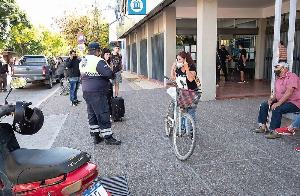 En el centro de Alvear se ve escaso movimiento, no sólo por las medidas sino porque la gente se ha “autorregulado”. / Gentileza: Gonzalo Villatoro