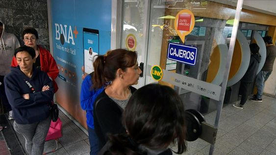 Este 6 de noviembre no habrá bancos, aunque sí se podrán realizar transacciones web y por cajero automático y de autoservicio, y los empleados del sector, recibirán un bono acordado en paritarias. / Foto. Orlando Pelichotti