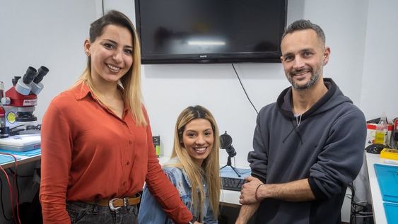 Eliana, Maira y Nazareno viven una historia de poliamor. Los mendocinos contaron como les cambio la vida después de la nota de Diario Los Andes | Foto: Ignacio Blanco / Los Andes