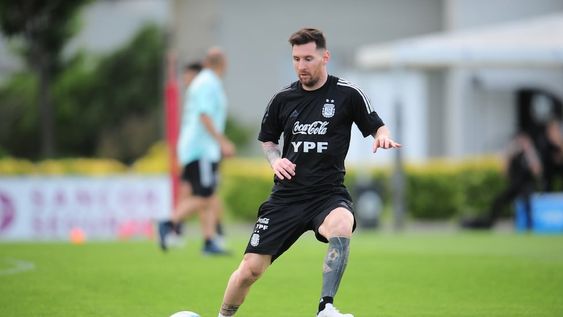 Lionel Messi entrenó junto a sus compañeros en la Selección Arentina. / Clarin.