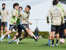 Este sábado, el plantel completó una exigente sesión de entrenamiento en Ezeiza, en el que Claudio Echeverri y Valentín Carboni se sumaron al grupo principal. Este sábado, el plantel completó una exigente sesión de entrenamiento en Ezeiza, en el que Claudio Echeverri y Valentín Carboni se sumaron al grupo principal.