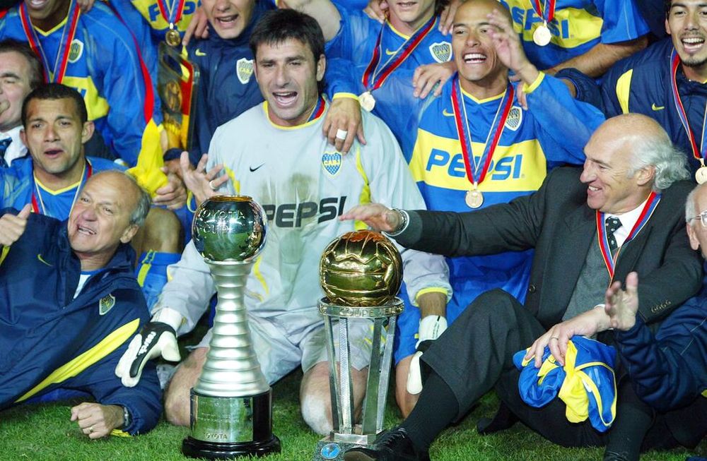 Carlos Bianchi celebrando la Intercontinental con Boca ante el Milan. Hoy, es su cumple número 73 y el mundo Boca lo saludó amorosamente. / Gentileza.