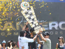 Campeonazo. El piloto mendocino celebró el bicampeonato en lo más alto del podio del Autódromo San Martín.&nbsp;