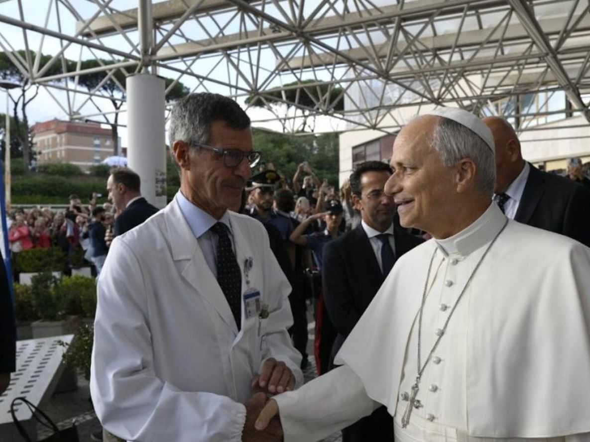 El médico que operó al papa León XIV aseguró que no hay motivos clínicos para suspender la gira por América Latina.