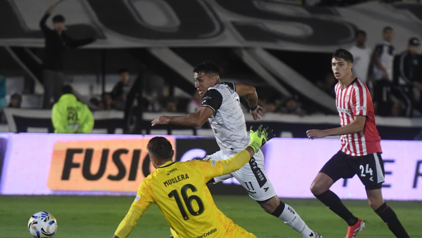 Un pase filtrado dejó mano a mano a Mortadela Rodríguez y a Muslera, quien eludió el arquero pero el balón se le fue largo cuando quedaba frente al arco en solitario.