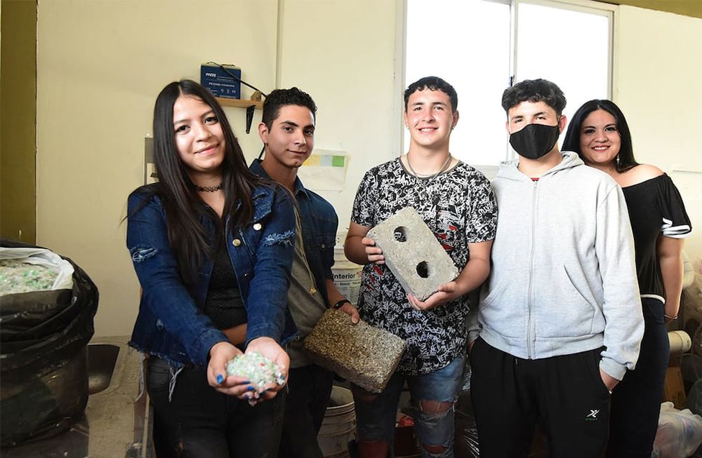 Armaron  proyecto para atraer a los chicos y evitar la desercion escola.Cecilia, Mauricio, Pablo y  Lucas, junto a la profesora Eunice Nuñez