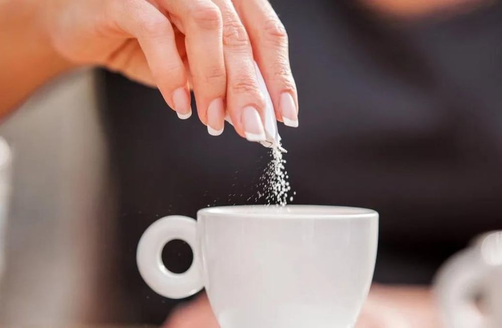 La sal ayudaría con el amargor del café.