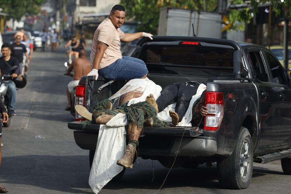 Los vecinos del complejo de favelas Penha, en Río de Janeiro, hallaron más de 50 cuerpos un día después del operativo policial más mortífero registrado en la historia de la ciudad.