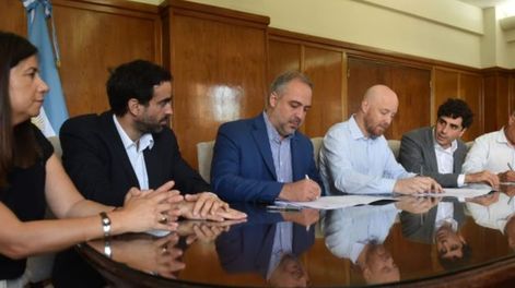 Los Andes | Matías Stevanato (Maipú), Esteban Allasino (Luján) y Gustavo Aguilera (Tupungato) firmaron convenios por obras. De la rúbrica participaron los ministros Natalio Mema y Víctor Fayad además de la subsecretaria de Infraestructura, María Teresa Baduí. Foto: G