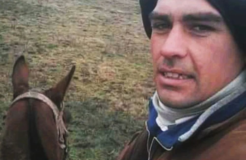 Las prendas las halló un pescador en el canal “Mercante” del partido bonaerense de Carlos Casares. La última vez que se lo vio al joven de 30 años, fue hace más de 10 días en su trabajo, en un establecimiento de Bolívar.