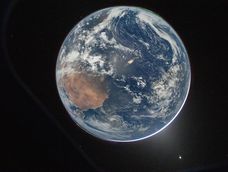 Foto del planeta Tierra desde la cápsula Orión de la misión Artemis II