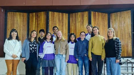 Estudiantes franceses, Andrés, Jade, Flora y Mila, junto a Paola Mercado, directora de Escuela Normal, y los protagonistas locales Rocío, Francina, Emanuel y Josefina.&nbsp;